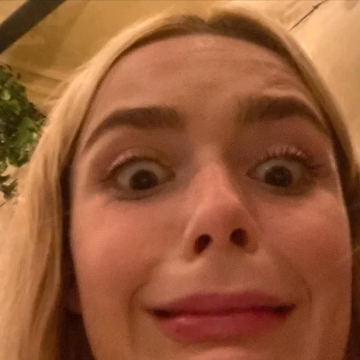 chica, sabrina cooper, sabrina carpenter, la cara de elizabeth olsen, foto de celebridad