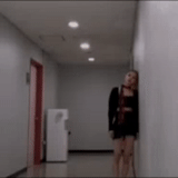 девушка, эмма сьоберг, женский туалет, горничная клипа dj smash, полтергейст фильм 2020 года