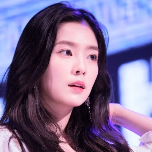 yuna, giovane donna, velluto rosso, kan silgi, red velvet irene