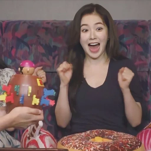 irene, orang asia, beludru merah, irene red velvet, orang jepang mencicipi masakan rusia