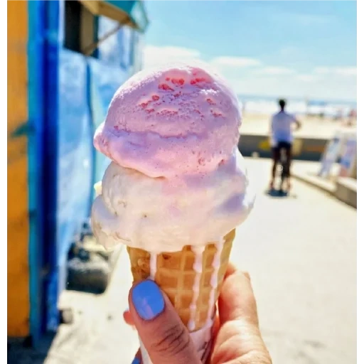 мороженое руке, красивое мороженое, ванильное мороженое, мороженое белый город, лето эстетика мороженое