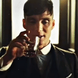 thomas shelby, sombrillas afiladas, la visera afilada de thomas, whiskey escocés, sombrillas afiladas de thomas shelby