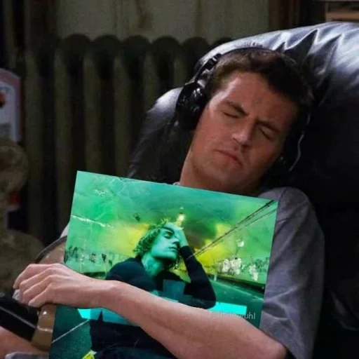 lente d'ingrandimento, nero yang, chandler bing, lust for life, chandler holding your favorite album