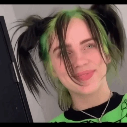 девушка, билли айлиш, билли айлиш зелеными волосами, билли айлиш зелёные волосы улыбка, билли айлиш зелёными волосами улыбается