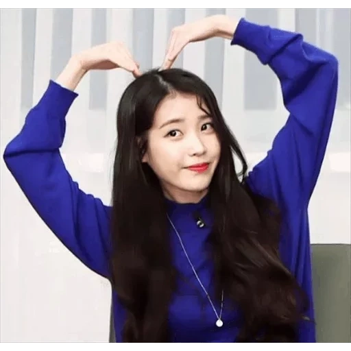 asiático, iu heart, kim jisu 2021, el teléfono es una cámara, iu muestra un corazón