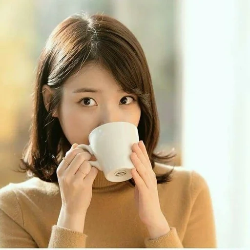 женщина, японцы пьют кофе, кореянка пьет кофе, японская женщина за кофе, кореец красиво пьёт кофе