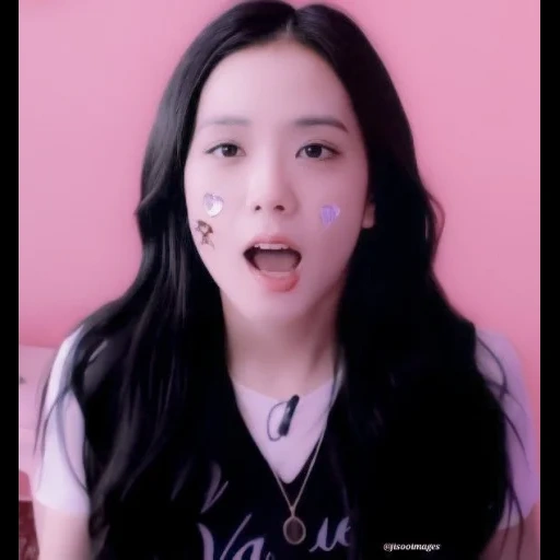 giovane donna, kim jisu, wonyouung 2021, blackpink jisoo, copertura del fischio rosa nero