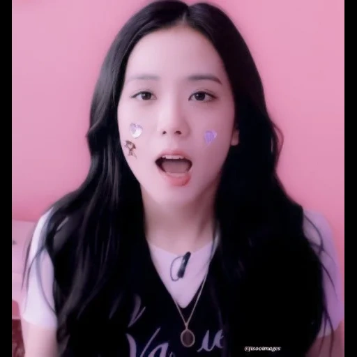 mujer joven, kim jisu, wonyouung 2021, blackpink jisoo, cubierta de silbato de color rosa negro