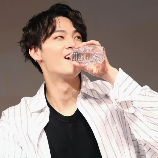 cantor, asiático, jungkook bts, ator coreano, o bts de jungi está a beber água