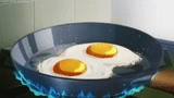 œufs brouillés, délicieux oeufs brouillés, poêle à omelette, faire frire les œufs dans une poêle, the walt disney company