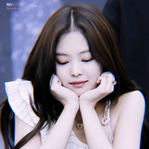 jennie, jenny kim, yang tersisa, khober pop, ponselnya adalah kamera