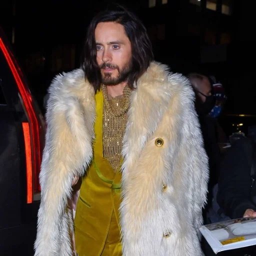 jared leto, abrigo de piel de verano jared, jared leto gucci 2021, jared letu primer ministro gucci, jared leta premerer gucci