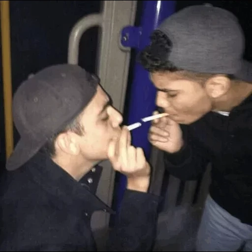 garoto, chico, drake s, ambiente nocturno, humo de cigarro
