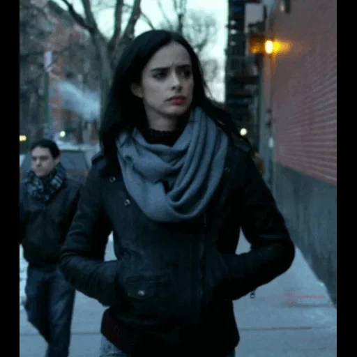 giovane donna, jessica jones, kristen ritter, giacca di pelle, serie tv jessica jones pam