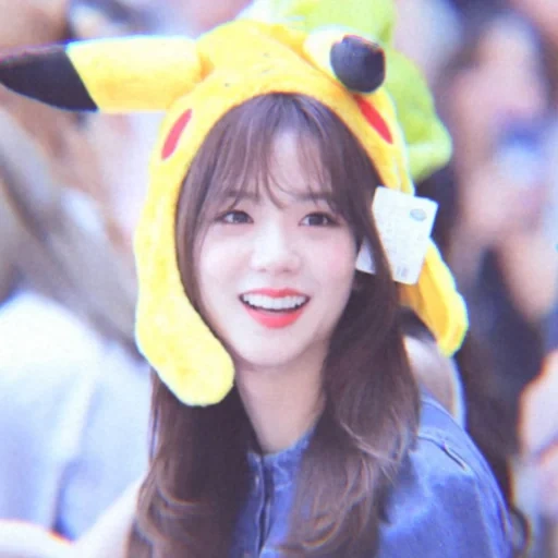 gucci, ким джису, jisoo pikachu