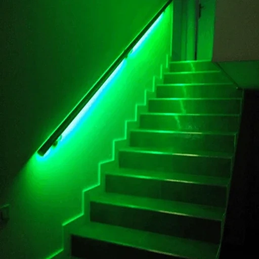 soulignement éclaircissant, banc de pas, prise en évidence mettant en évidence les escaliers, le rétro-éclairage des marches des escaliers, rétro-éclairage de la maison en verre