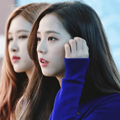 gin ji-soo, poudre noire, velours rouge, jisoo blackpink, blackpink jisoo eyes