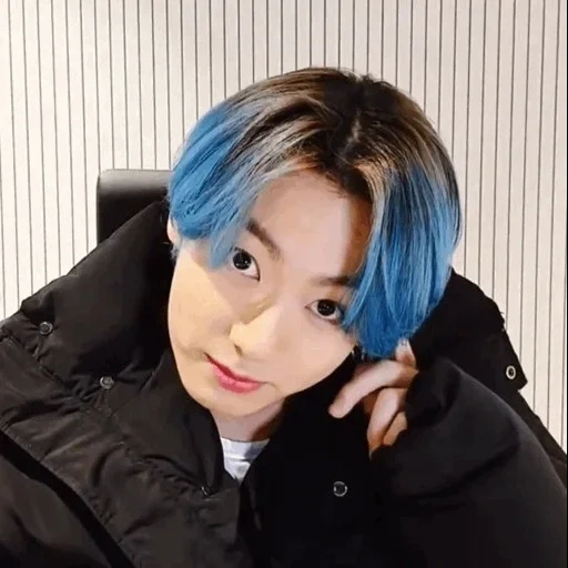 mancha, jung jungkook, los muchachos bangtan, jungkook bts, jungkook con cabello azul 2021