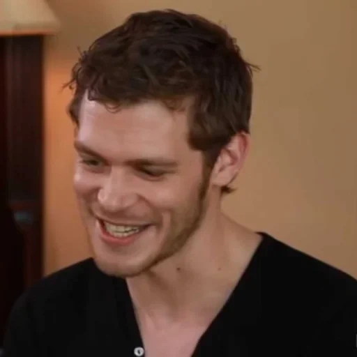 gifer, masculino, joseph morgan, klaus mikaelson, homem gif sorri último herói