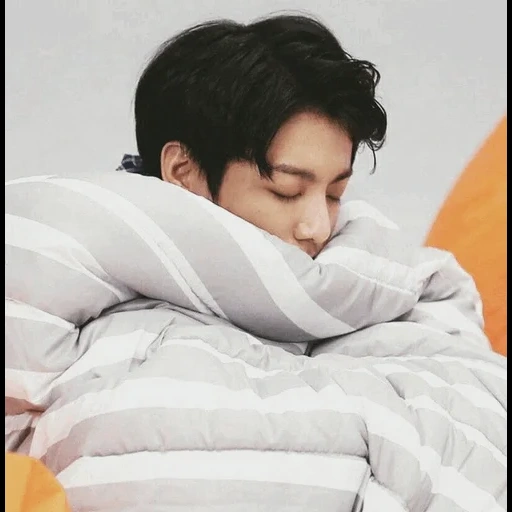 tidur guk bts, bts jungkook, tidur jungkook, jungkook yang mengantuk, wallpaper jungkook yang tidur