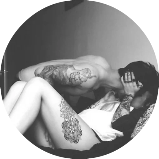 couples tatoués, le tatouage de la fille est une fille, tatouage de la passion des filles, le tatouage de fille est assis un mec, séance photo chaude de quelques tatouages