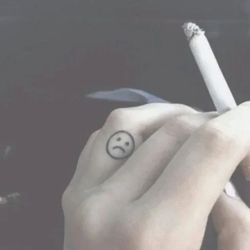тату маленькие, мини татуировки, тату смайлик руке, тату сигарета дымом, маленькие татуировки