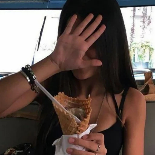 junge frau, mädchen mit eis, kayli tran schauspielerin, die mädchen die sich erbrachen, empfindliche eiszähne