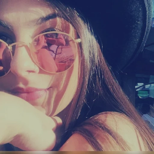 humain, twitter, femme, jeune femme, lunettes de soleil rondes