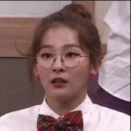 asiático, irene mema, o rosto de uma mulher coreana, atriz coreana, molde de veludo vermelho silji