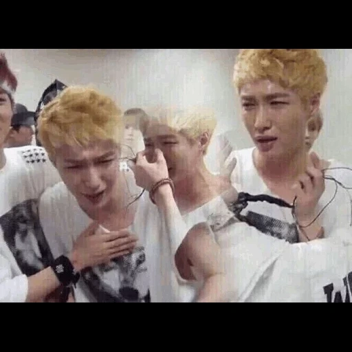 xiu ming, yehuo group, park chang-lie, qi ming xie hong, exo band crying and hugging