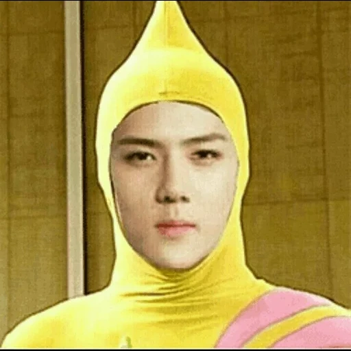 exo sehun, xie hongmem, esso seihong, ayul dolgiev, sehun mem sweat à capuche bleu avec les mains pliées