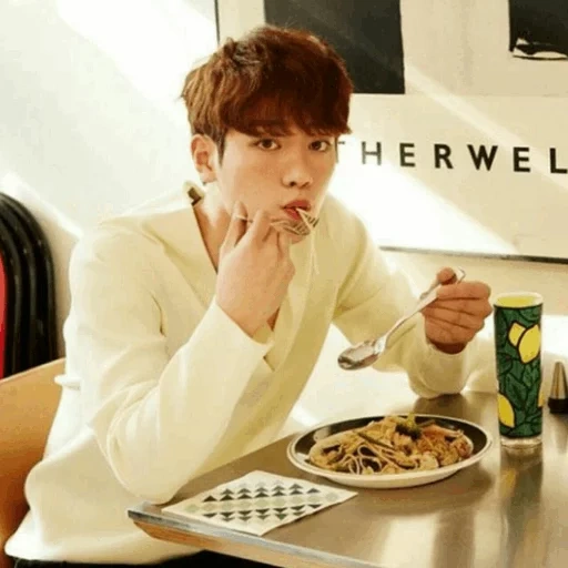 lee hyun y, mit kan june, pak june food, mit kan juni 2021, koreanische schauspieler