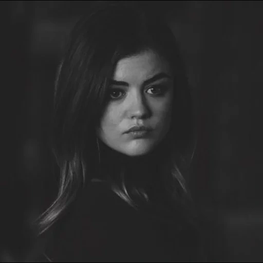 giovane donna, lucy ave, pretty little liars, doctuitori carini edison, lucy hale cari ingannamenti