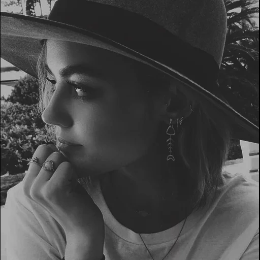 giovane donna, lucy ave, lauren conrad, lucy hale pierced ears, lucy hale cari ingannamenti