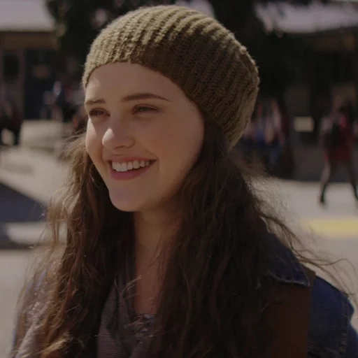 hannah baker, katherine langford, chapeau hannah baker, katherine langford kadra, katherine langford hannana baker smile