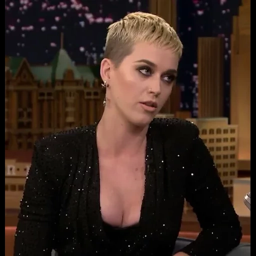 jeune femme, swish swish écrire, coupes de cheveux à la mode, coiffures courtes, katy perry svish