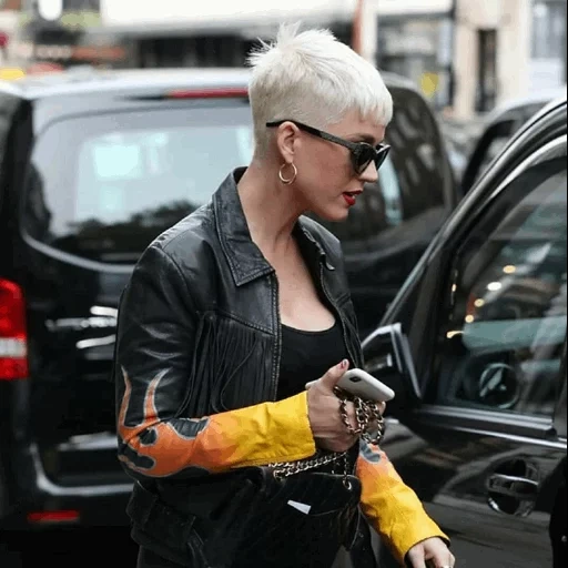 jeune homme, kate lanfell, coiffure à la mode, cheveux courts, coiffure pour femme pixie