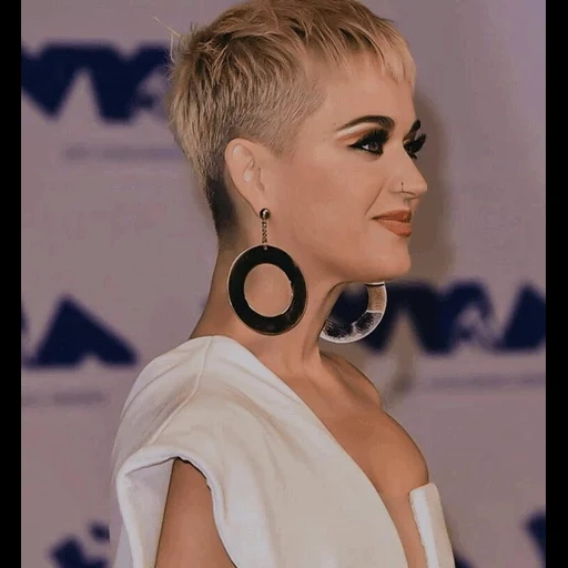 giovane donna, katy perry, katy perry 2017, tagli di capelli corti, i tagli di capelli alla moda sono corti