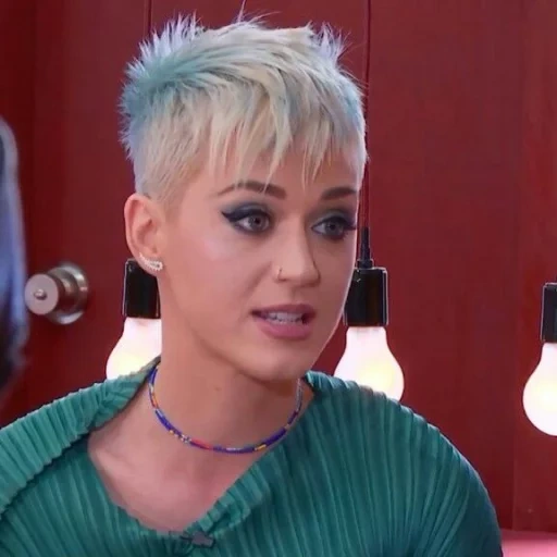 giovane donna, katy perry, grande fratello, testimone dell'era, miley cyrus