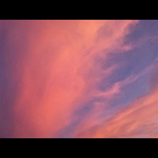 le ciel est doux, ciel rose, nuages roses, ciel jaune et rose, image floue