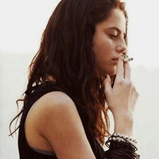 filles, effie stonem, kaya scodalario, kaya scodalario efe, kaya skaudlario fume