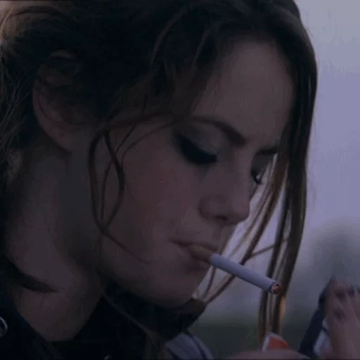 mujer joven, gemido de efectos, kaya scodelario, kaya skogladario fuma, kaya skogladario con un cigarrillo