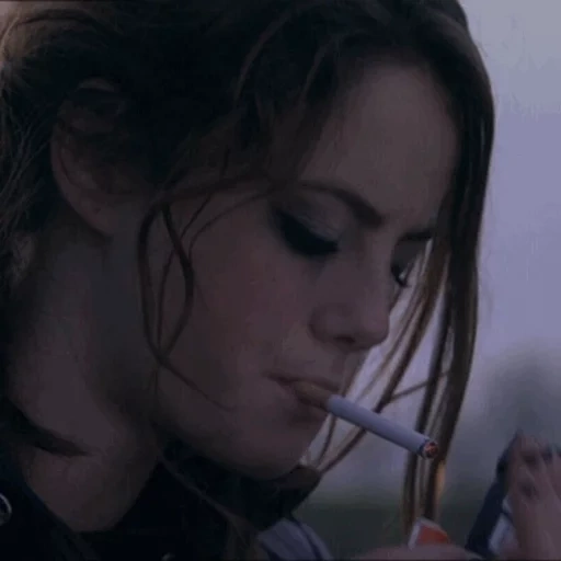 the girl, effie stumm, kaya scodalario, kaya scaudelario raucht, kaya scodario zigaretten