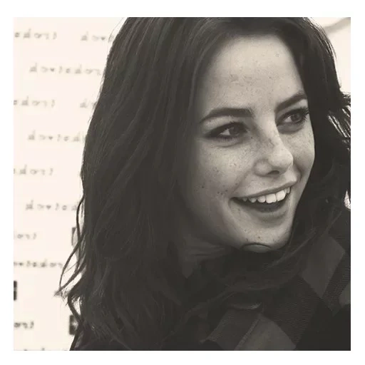 mujer joven, mujer, kaya scodelario, kaya skogladario effie, kaya skogladario smile