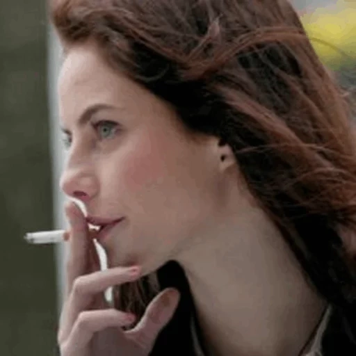 девушка, женщина, девушка женщина, эффи стонем курит, кая скоделарио эффи сигаретой