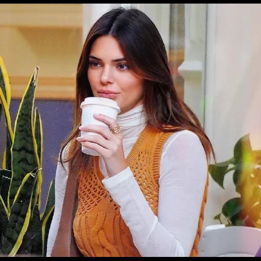 chica, kendall jenner, alona chudinova perm, jenna coleman tom hughes 2020, película perdida 2014 ratajkowski actor