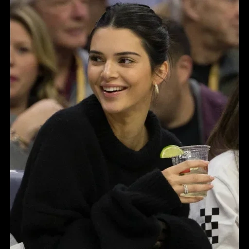 kendall jenner, juego de kendall jenner, imagen de kendall jenner, kendall jannakir kuzma, juego de baloncesto kendall