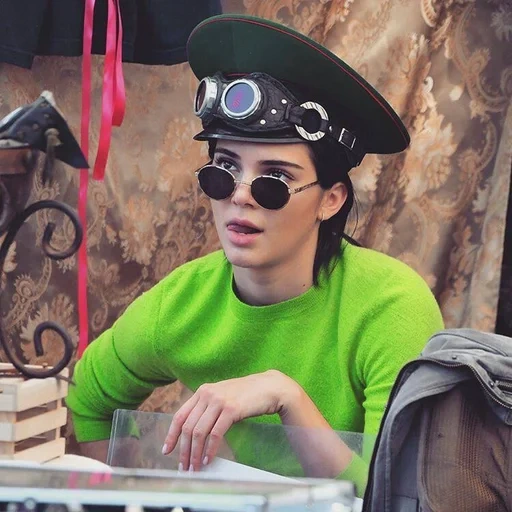 joven, gente, chico guapo, rico meme seco, sombrero de vaquero kendall jenner