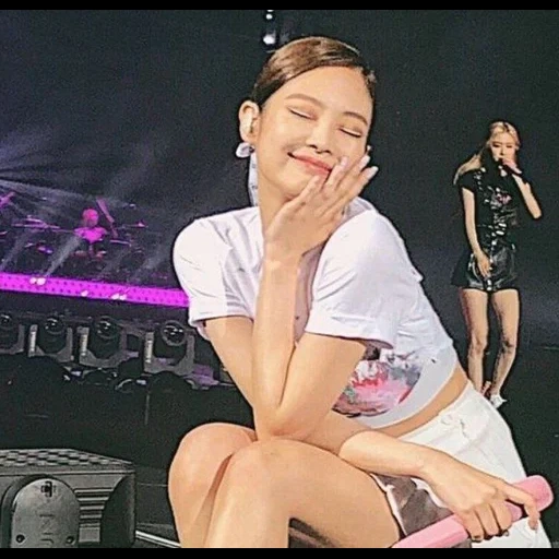 jennie, tik tok, poudre noire, blackpink jennie, concert angelika erke kyzym édition 2020