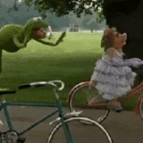 em uma bicicleta, cerme de sapo, garota de bicicleta, bicicleta de cerme, a bicicleta de sapo kermit